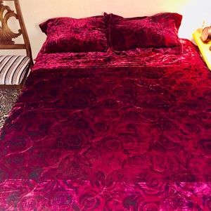Victoria’s Secret Velvet Rose & Satin Polyester Queen Comforter & Shams